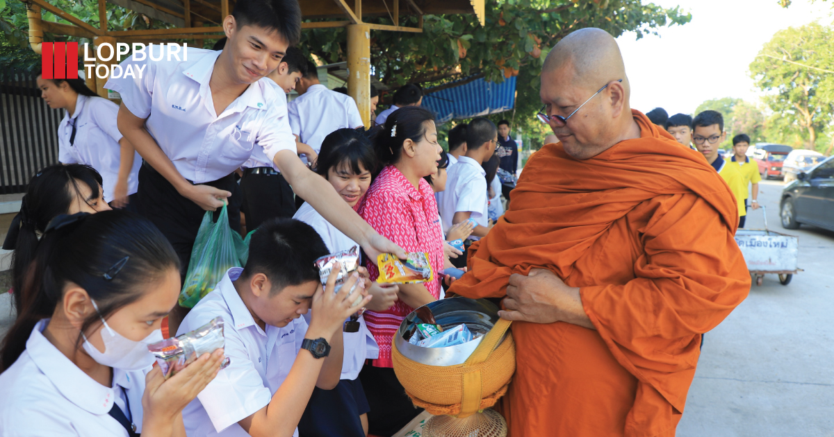 นุ่งโจงแต่งไทย ตักบาตรข้าวสารอาหารแห้งใน “โครงการถนนสายบุญนำสู่การสร้างสุข”