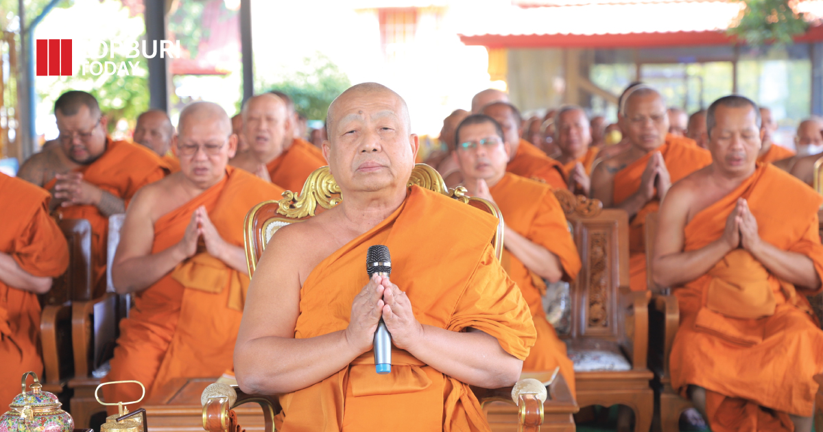 คณะสงฆ์จังหวัดลพบุรีประกอบพิธีเจริญพระพุทธมนต์เฉลิมพระเกียรติพระพันปีหลวงและพระบรมราชินี