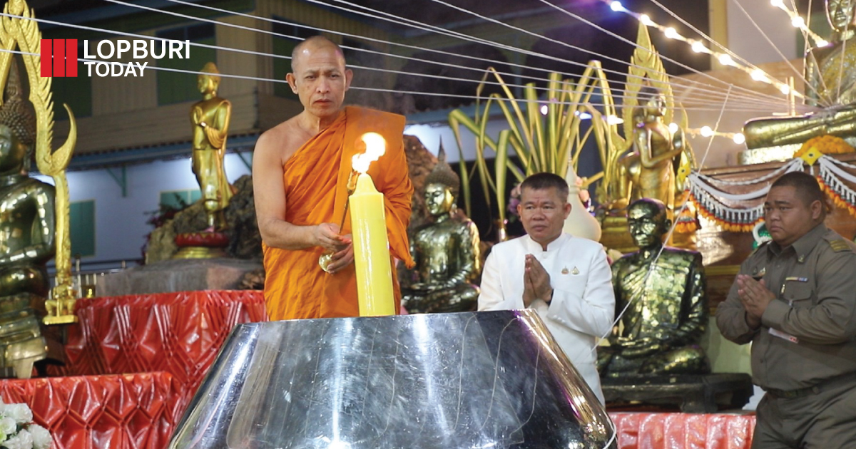 พุทธศาสนิกชนชาวจังหวัดลพบุรี สวดมนต์ข้ามปีส่งท้ายปีเก่า ต้อนรับศักราชใหม่